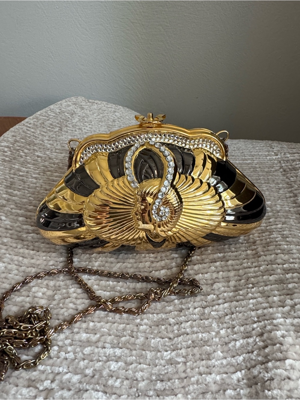 Vintage Women’s Metal Hard Shell Crossbody Bag with Art Deco-inspired design.